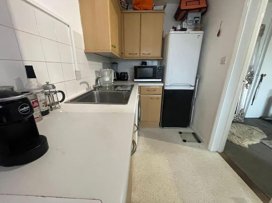 Private Apt Close To Train Station ลอนดอน ภายนอก รูปภาพ